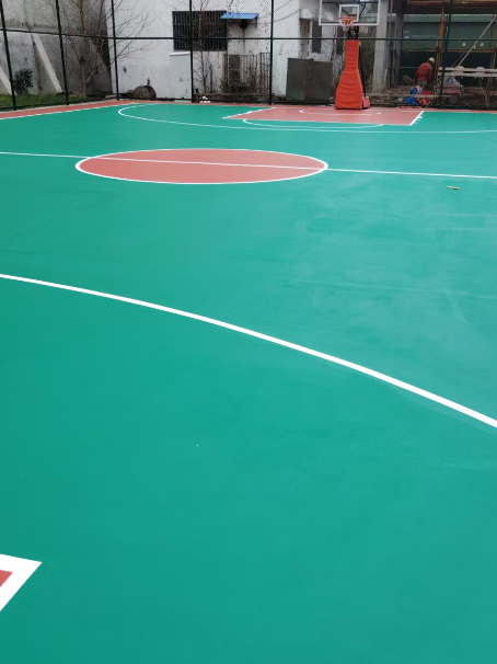 清河 球场长期使用易出现地面开裂